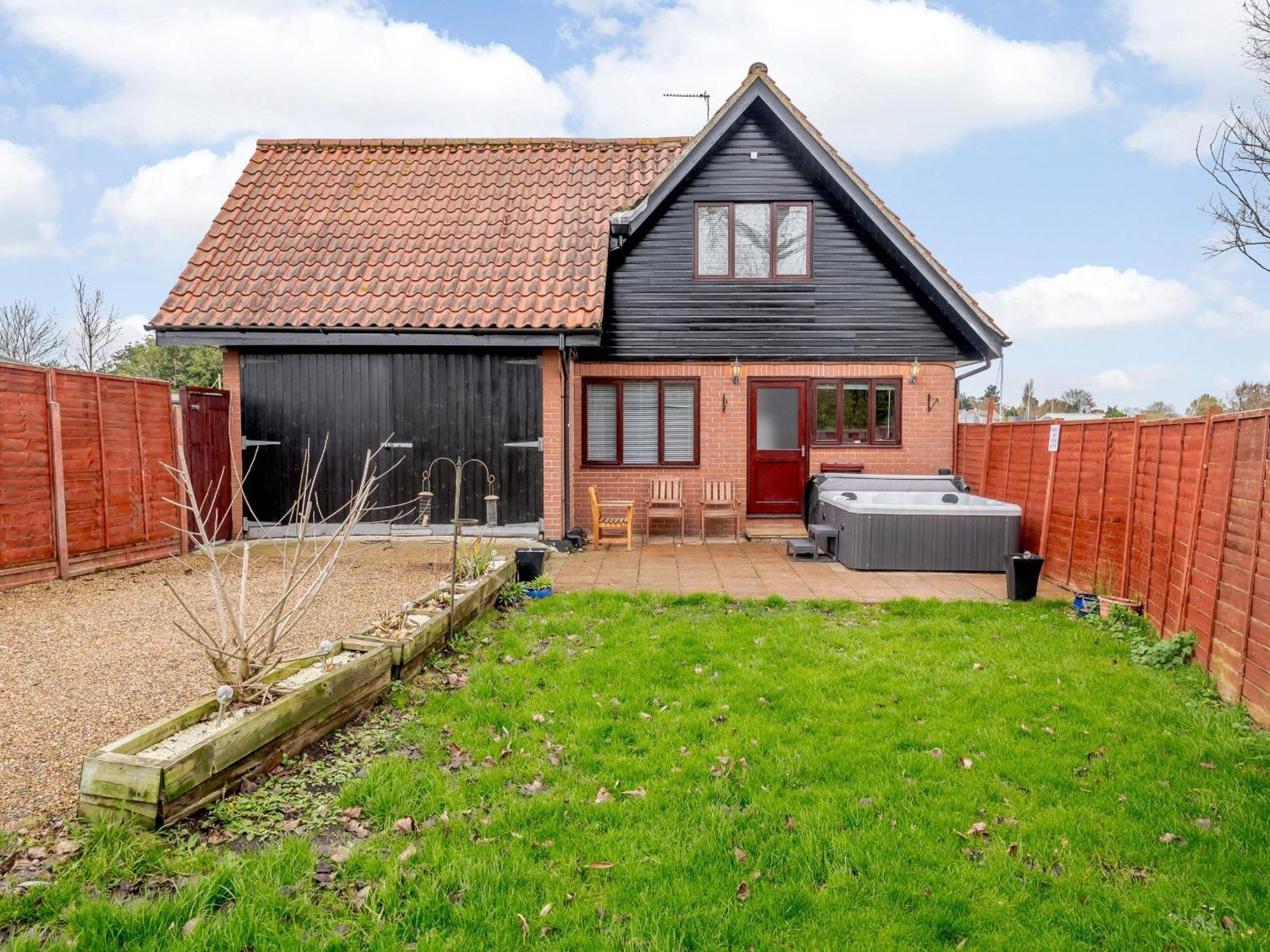 Riverside Cottage Loddon Exterior photo
